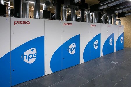 Rad veľkých bielych a modrých jednotiek Picea na výrobu a skladovanie vodíkovej energie
