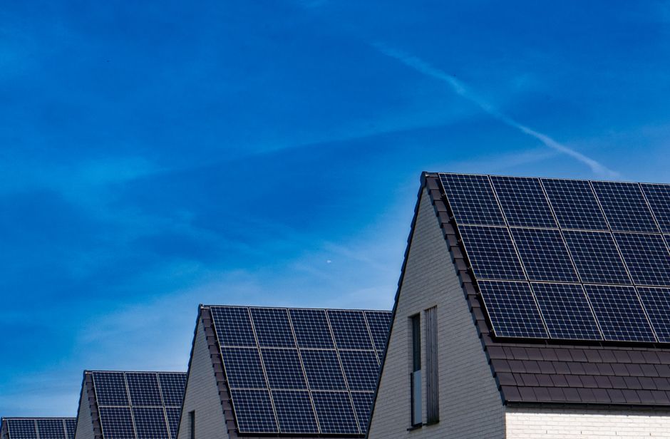 Moderné solárne panely inštalované na streche rodinného domu
