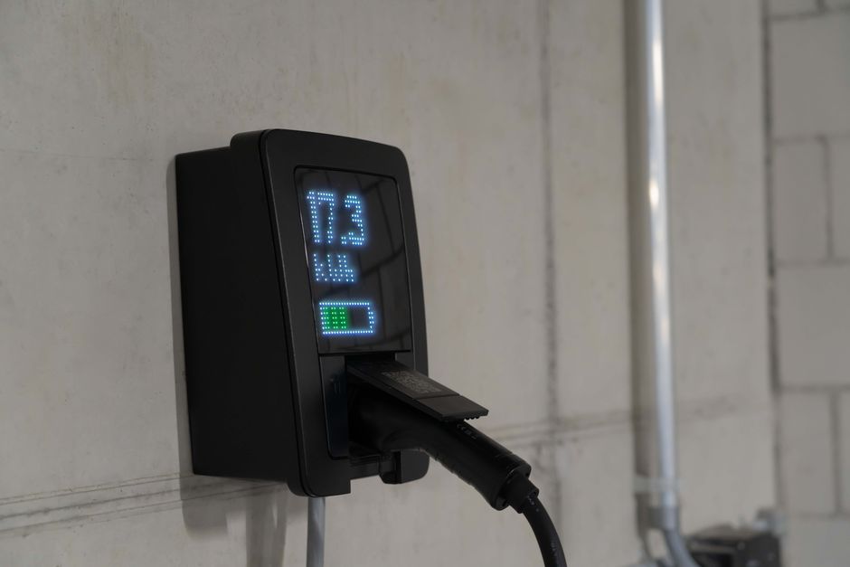 Moderná domáca fotovoltická batéria na stene technickej miestnosti