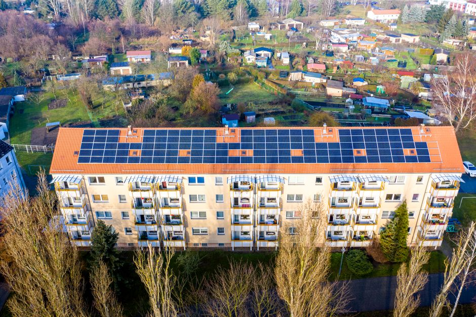 Solárne panely upevnené na balkónovom zábradlí bytového domu