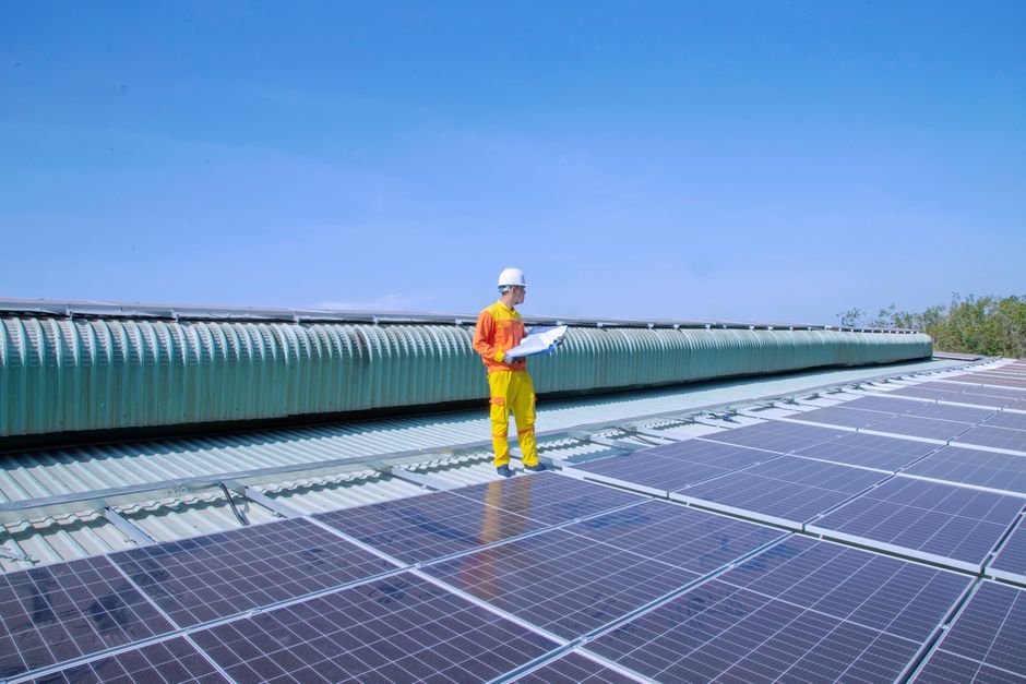 Technik s ochrannou prilbou kontroluje solárne panely termokamerou