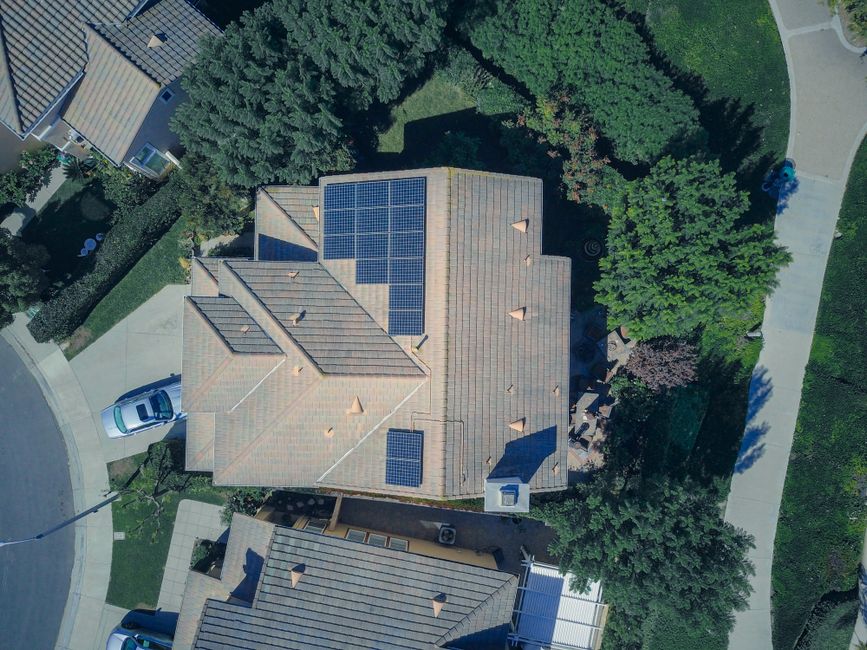 Modulárny systém solárnej batérie umiestnený na vonkajšej fasáde domu.